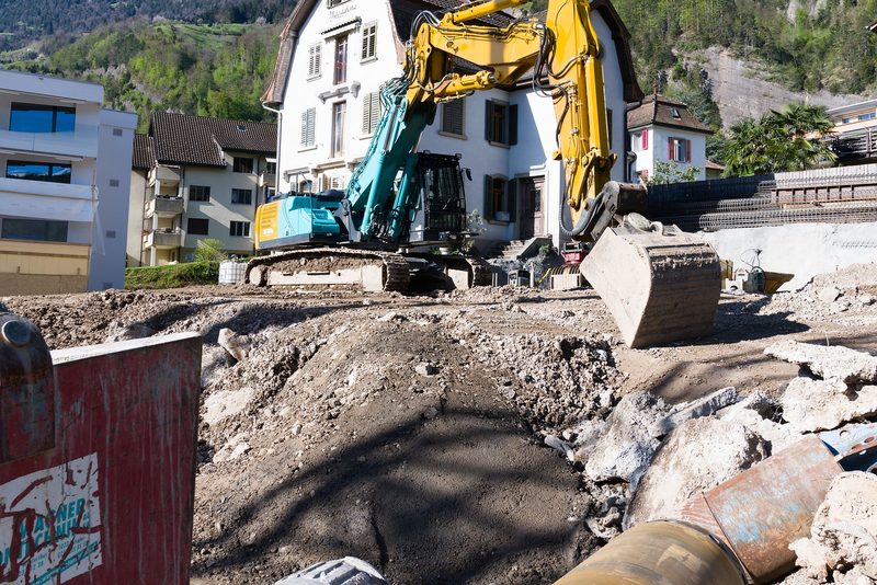 Minibagr při odkopu základu staršího domu