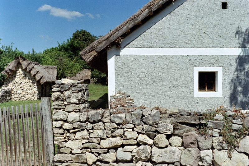 Kamenná podezdívka chalupy pod vápennou omítkou – Šumperk, Chalupa, otlučený cement, injektáž, vápno